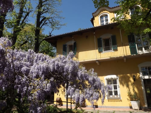 Villa Mirano B&B | Rooms in Piossasco, on the outskirts of Turin. It offers swimming pool, garden, free Wifi, flat screen TV, pets allowed, continental breakfast, free indoor parking, children's area. Nearby: ZOOM Biopark, Susa Valley, ski slopes, cycling, motorbike tourism.