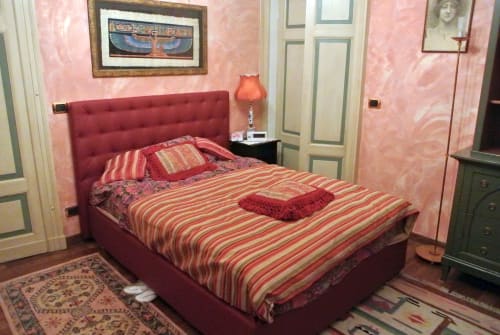 Villa Mirano B&B | Camera Rossa, alle porte di porte di Torino, con vista giardino. Offre un grande bagno privato, un letto matrimoniale, caminetto antico, wifi, scrivania, TV schermo piatto, Lettore DVD, Sala da pranzo, piscina estiva.