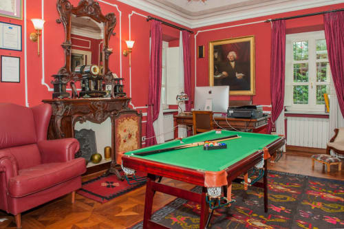 Villa Mirano B&B | Chambres à Piossasco, dans la banlieue de Turin. Il propose une piscine, un jardin, le Wifi gratuit, une télévision à écran plat, les animaux domestiques sont admis, un petit-déjeuner continental, un parking intérieur gratuit, un espace pour enfants. A proximité : Bioparc ZOOM, Vallée de Susa, pistes de ski, cyclisme, mototourisme.