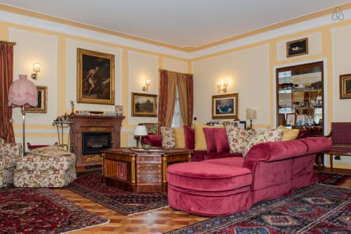 Villa Mirano B&B | Chambres à Piossasco, dans la banlieue de Turin. Il propose une piscine, un jardin, le Wifi gratuit, une télévision à écran plat, les animaux domestiques sont admis, un petit-déjeuner continental, un parking intérieur gratuit, un espace pour enfants. A proximité : Bioparc ZOOM, Vallée de Susa, pistes de ski, cyclisme, mototourisme.