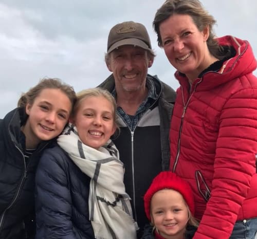 Photo de famille, vos hôtes, hébergement familiale, proche de la nature, écolodge, Au petit paradis,occitanie, Velieux.