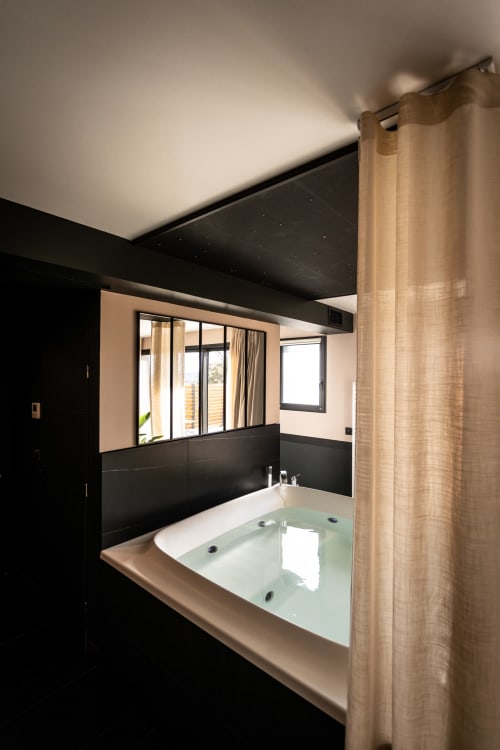 Bed and breakfast maison florence ivakno in coudoux near Aix-en-provence 4-star tourist accommodation romantic suite with jacuzzi and swimming pool holiday home for 15 people charming cottage for 4 charming cottage