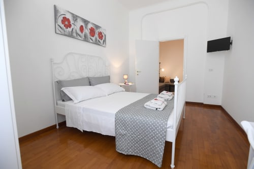 Big House Colosseum | Roma Casa Tua Alloggi Roma, Italia, Colosseo, zona, quartiere, 6 persone, sei persone, letto matrimoniale, divano letto, letto singolo camera doppia, bagno privato, doccia, asciugacapelli, TV, wifi, aria condizionata, Foro Romano, Fori Imperiali, Altare della Patria, salone, cucina 