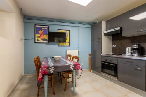 Kitchen area, double bed, Flopré, chambre d'hôte, gîte de France, Flocourt.