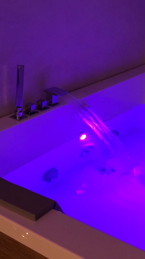 Chambre d'hôtes maison florence ivakno à coudoux proche Aix-en-provence meublé de tourisme 4 étoiles suite romantique avec jacuzzi et piscine maison de vacances pour 15 personnes gîte de charme pour 4 gîte de charme