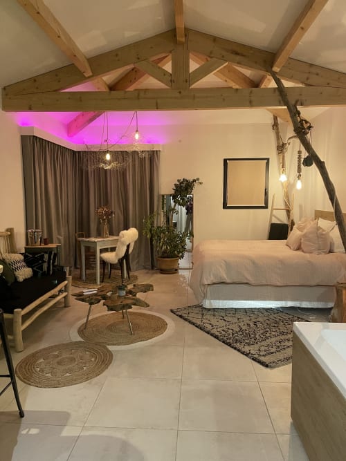 Bed and breakfast maison florence ivakno in coudoux near Aix-en-provence 4-star tourist accommodation romantic suite with jacuzzi and swimming pool holiday home for 15 people charming cottage for 4 charming cottage