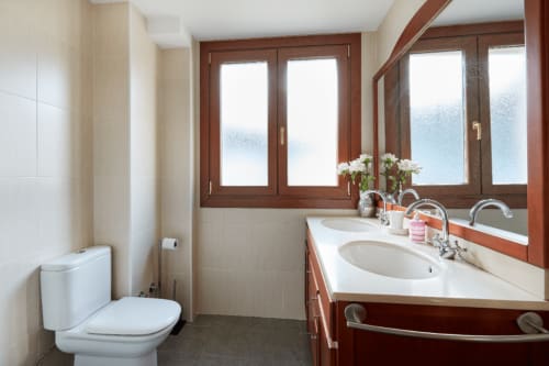 Baño amplio, Casa Rural Gure Lur, casa rural con porche y barbacoa, Sunbilla, Navarra