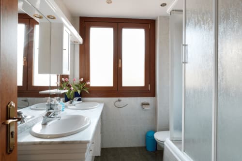 Baño amplio con bañera, Casa Rural Gure Lur, casa rural con porche y barbacoa, Sunbilla, Navarra