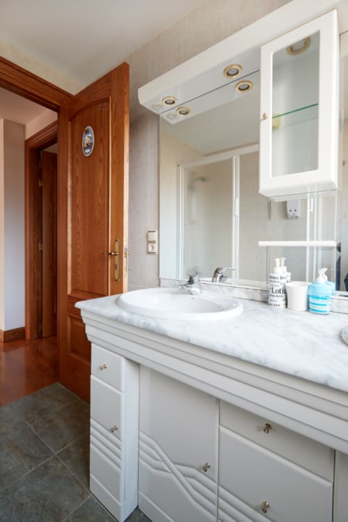 Baño amplio, Casa Rural Gure Lur, casa rural con porche y barbacoa, Sunbilla, Navarra
