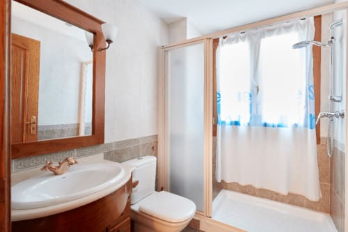Baño amplio con ducha, Casa Rural Gure Lur, casa rural con porche y barbacoa, Sunbilla, Navarra