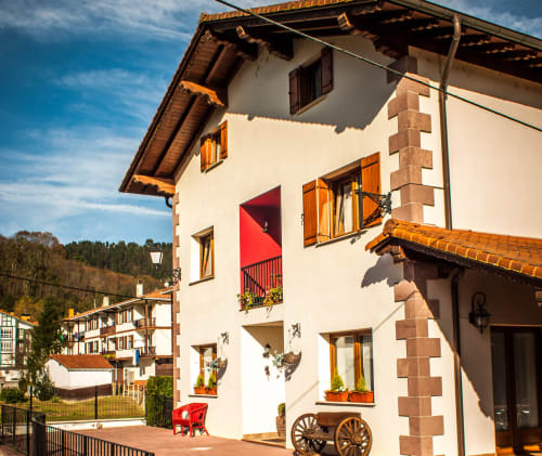 Casa Rural Gure Lur, casa rural con porche y barbacoa. Sunbilla, Navarra