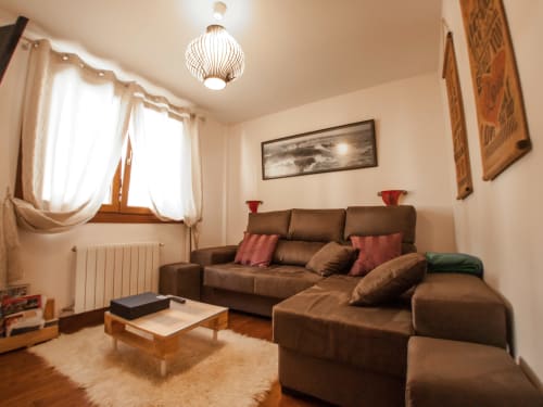 Sala de estar con sofá cama, Casa Rural Gure Lur, casa rural con porche y barbacoa, Sunbilla, Navarra