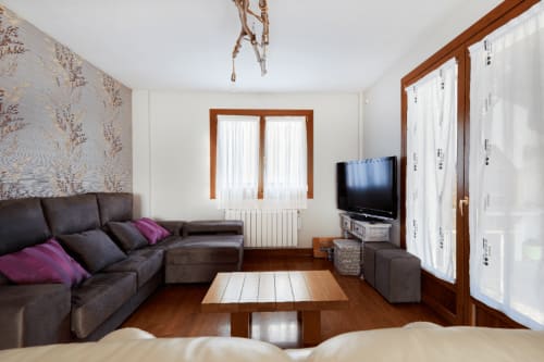 Amplia sala de estar con TV pantalla plana, Casa Rural Gure Lur, casa rural barbacoa, Sunbilla, Navarra