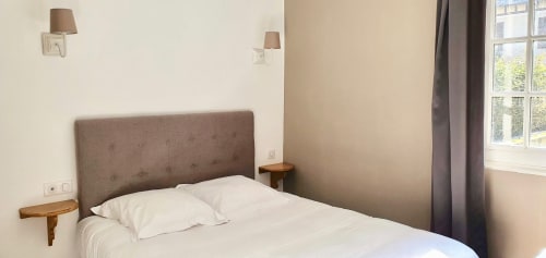 Chambre cosy de 10m2 à l'hôtel Les Cabines à Houlgate avec lit taupe, draps blancs, tables de nuit en bois et grande