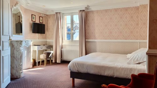 Chambre supérieure à l'hôtel Les Cabines à Houlgate avec lit queen-size, papier peint motifs rose, bureau, TV écran plat et balcon