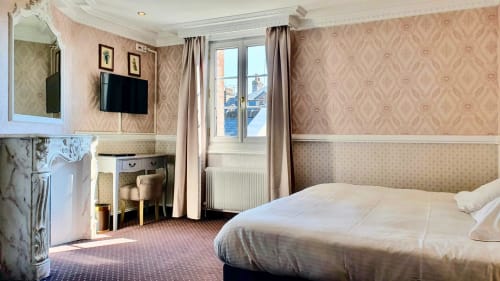 Chambre Supérieure élégante aux Cabines, Houlgate : lit queen-size, TV écran plat, décor parisien raffiné