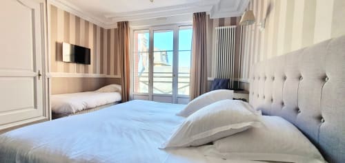 Chambre supérieure à l'hôtel Les Cabines à Houlgate avec lit double, vue sur la ville, télévision écran plat et accès au balcon