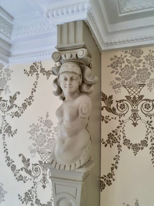 Corbeau orné de style classique avec buste féminin sculpté dans une chambre de l'hôtel Les Cabines, Houlgate