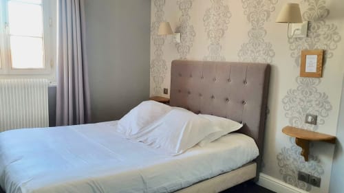 Chambre douillet aux Cabines à Houlgate avec lit queen-size, papier peint damassé et équipements modernes