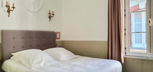Chambre cosy de 12m² à l'hôtel Les Cabines à Houlgate avec lit queen-size, tête de lit taupe et appliques murales