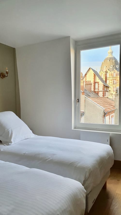 tv pequeña en la pared - Picture of Hotel Eiffel XV, Paris - Tripadvisor