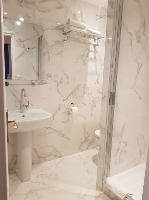 Salle de bain moderne avec lavabo sur colonne, douche et toilettes à la villa Les Cabines à Houlgate