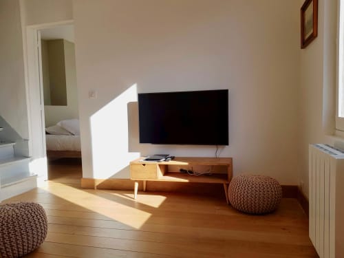 Salon moderne de la villa Les Cabines à Houlgate, avec téléviseur écran plat, mobilier en bois et lumière naturelle