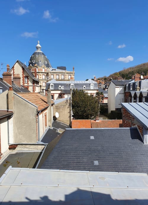 Vue depuis le toit de l'architecture Belle Époque de Houlgate avec bâtiment à dôme et colline à l'hôtel Les Cabines