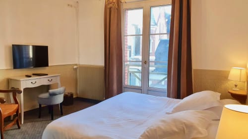 Chambre moderne avec vue mer à Les Cabines à Houlgate, balcon, bureau et décoration contemporaine