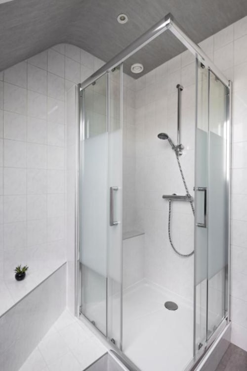 Location chambre d'hôtes proche Dinan - salle de douche - Chez Marie et Jean-François 