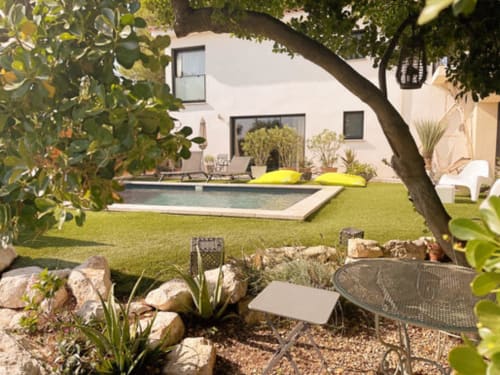Bed and breakfast Maison florence ivakno in coudoux near Aix-en-provence 4-star tourist accommodation romantic suite with jacuzzi and swimming pool holiday home for 15 people charming cottage for 4 charming cottage