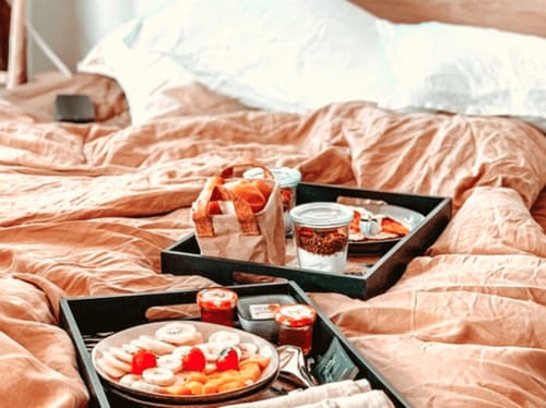 Petit déjeuner Une fille en Provence suite nature Chambre d'hôtes maison florence ivakno à coudoux proche Aix-en-provence meublé de tourisme 4 étoiles suite romantique avec jacuzzi et piscine maison de vacances pour 15 personnes gîte de charme pour 4 gîte de charme