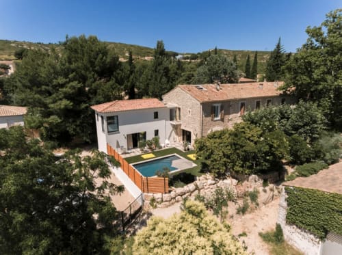 Maison Florence Ivakno coudoux Chambre d'hôtes maison florence ivakno à coudoux proche Aix-en-provence meublé de tourisme 4 étoiles suite romantique avec jacuzzi et piscine maison de vacances pour 15 personnes gîte de charme pour 4 gîte de charme photo drône