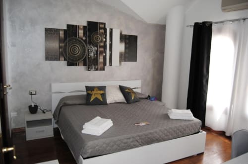 Camera Doppia/Matrimoniale con Letti Singoli con bagno privato | B&B Kenzia Olbia, Sardegna, spiaggia, mare, isola, aria condizionata, wifi, vista, bagno privato, minibar, appendiabiti, scrivania, asciugacapelli, doccia