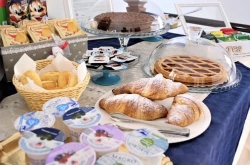B&B Kenzia | Bed & Breakfast Olbia, Sardegna, spiaggia, mare, isola, Costa Smeralda, colazione, brioche, croissant, torta, yogurt, fette biscottate
