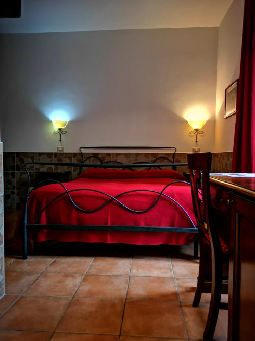 Domus Giulia | camera tripla a Roma, zona Aventino, con bagno privato TV, wifi, servizio colazione, parcheggio, e tour della cittá.