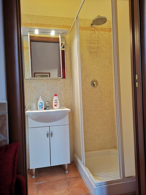 Domus Giulia | camera tripla a Roma, zona Aventino, con bagno privato TV, wifi, servizio colazione, parcheggio, e tour della cittá.