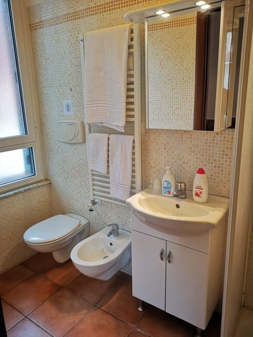 Domus Giulia | camera tripla a Roma, zona Aventino, con bagno privato TV, wifi, servizio colazione, parcheggio, e tour della cittá.