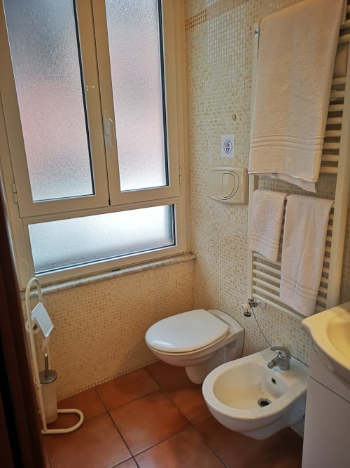 Domus Giulia | camera tripla a Roma, zona Aventino, con bagno privato TV, wifi, servizio colazione, parcheggio, e tour della cittá.