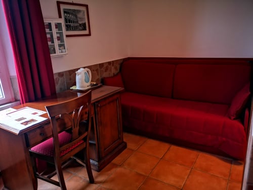 Domus Giulia | camera tripla a Roma, zona Aventino, con bagno privato TV, wifi, servizio colazione, parcheggio, e tour della cittá.