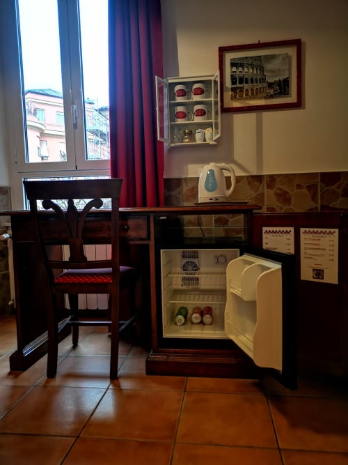 Domus Giulia | camera tripla a Roma, zona Aventino, con bagno privato TV, wifi, servizio colazione, parcheggio, e tour della cittá.