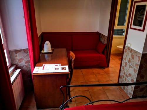 Domus Giulia | camera tripla a Roma, zona Aventino, con bagno privato TV, wifi, servizio colazione, parcheggio, e tour della cittá.