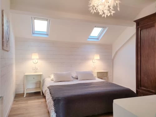 La spacieuse première chambre du Pavillon avec un lit 160x200, liseuses et prise à hauteur et un lit simple