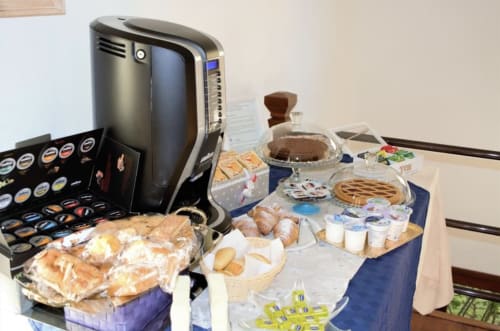 B&B Kenzia | Bed & Breakfast Olbia, Sardegna, spiaggia, mare, isola, Costa Smeralda, colazione, brioche, macchinetta, caffè, torta, yogurt, fette biscottate