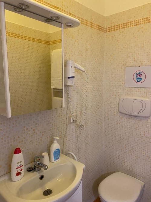 Domus Emilia | camera singola a Roma, zona Aventino, con bagno privato TV, wifi, servizio colazione, parcheggio, e tour della cittá.