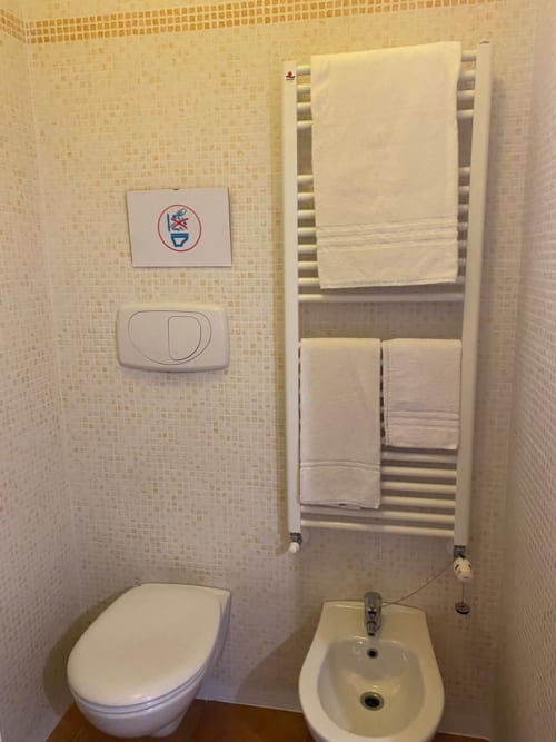 Domus Emilia | camera singola a Roma, zona Aventino, con bagno privato TV, wifi, servizio colazione, parcheggio, e tour della cittá.