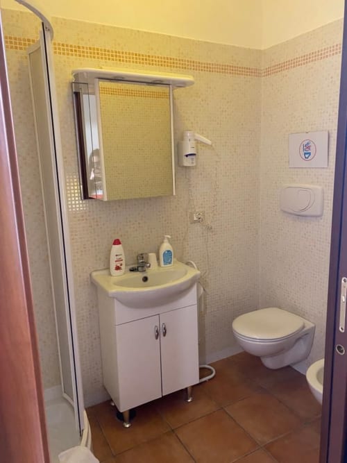 Domus Emilia | camera singola a Roma, zona Aventino, con bagno privato TV, wifi, servizio colazione, parcheggio, e tour della cittá.