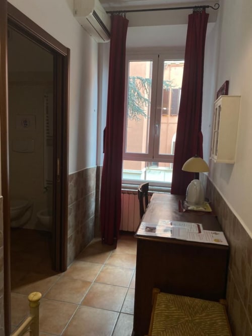 Domus Emilia | camera singola a Roma, zona Aventino, con bagno privato TV, wifi, servizio colazione, parcheggio, e tour della cittá.