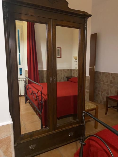 Domus Giulia | camera tripla a Roma, zona Aventino, con bagno privato TV, wifi, servizio colazione, parcheggio, e tour della cittá.