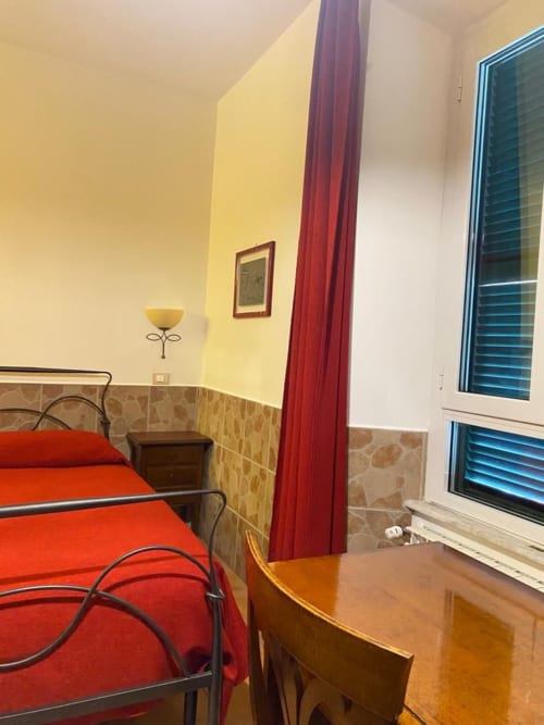 Domus Giulia | camera tripla a Roma, zona Aventino, con bagno privato TV, wifi, servizio colazione, parcheggio, e tour della cittá.